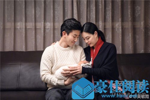 吴敏霞晒全家福 夫妻二人怀抱女儿晒脚印显温情