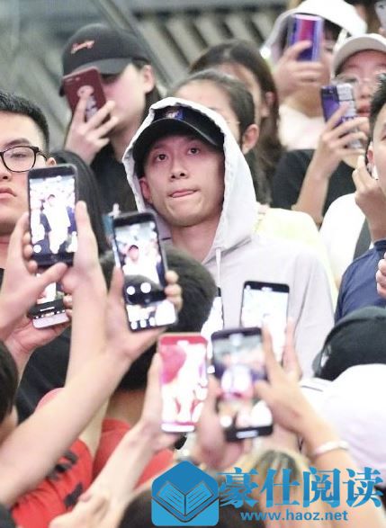 张一山被围堵表情生无可恋怎么回事 张一山被粉丝围堵表情笑喷
