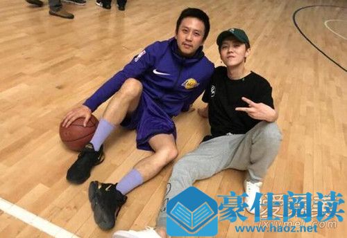 鹿晗邓超深夜打篮球 关晓彤场边默默等候太甜了