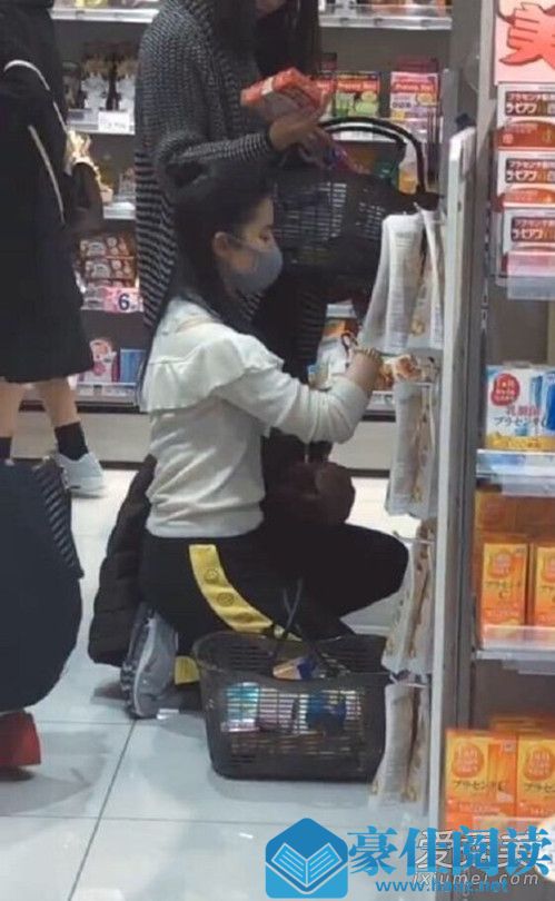 网友偶遇刘亦菲 蹲姿竟有这么美!