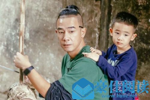 陈小春拿废纸做西装口袋巾怎么回事 陈小春拿废纸做西装口袋巾什么梗