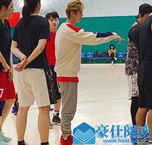 鹿晗邓超深夜打篮球 关晓彤场边默默等候太甜了