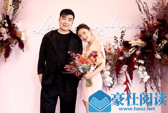 何雯娜梁超订婚 两人晒恩爱合影甜蜜温馨