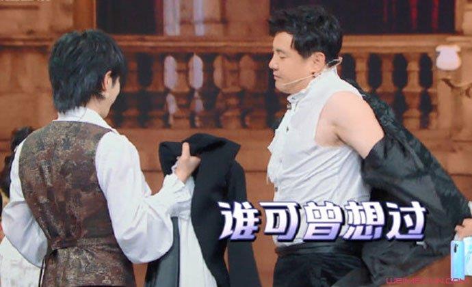 沈腾西装里穿衬衫背心