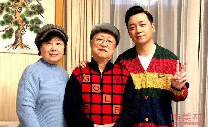 潘粤明与父母合照