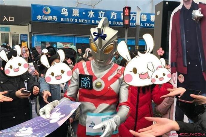 粉丝扮奥特曼应援