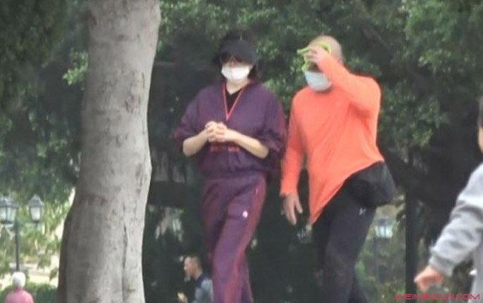关之琳与光头男逛公园