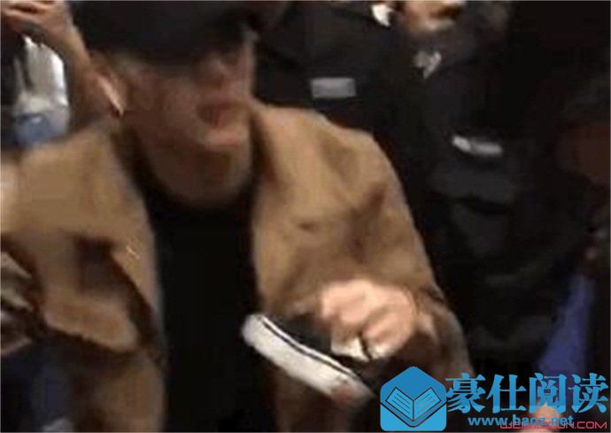 王嘉尔给粉丝捡鞋