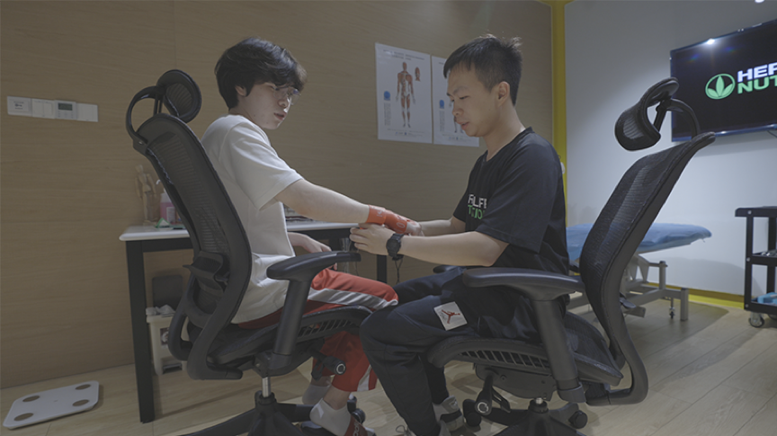 Criss给选手进行物理治疗