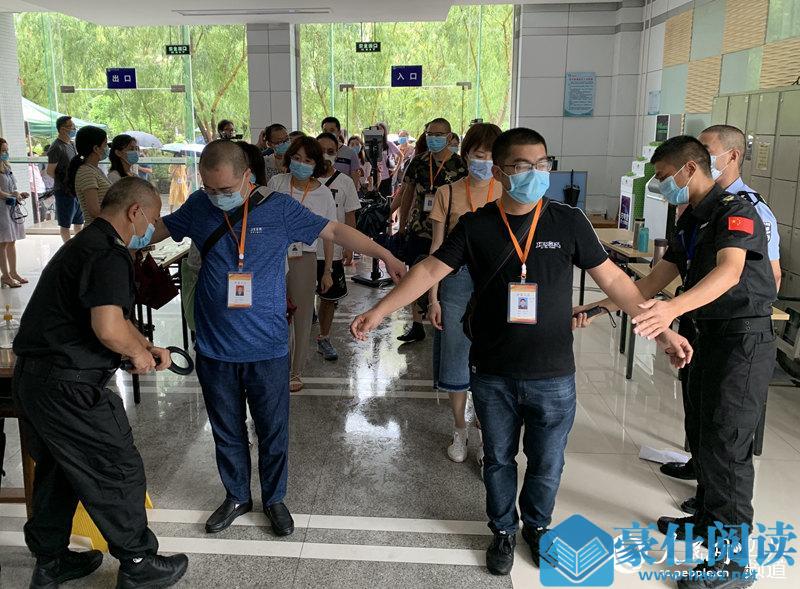 评卷教师排队安检进入评卷场。王波 摄