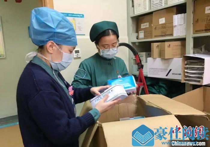 暖心！浙江玉环一市民给医务人员送上2000个医用口罩
