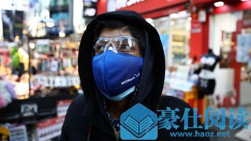 韩国街头行人戴上口罩