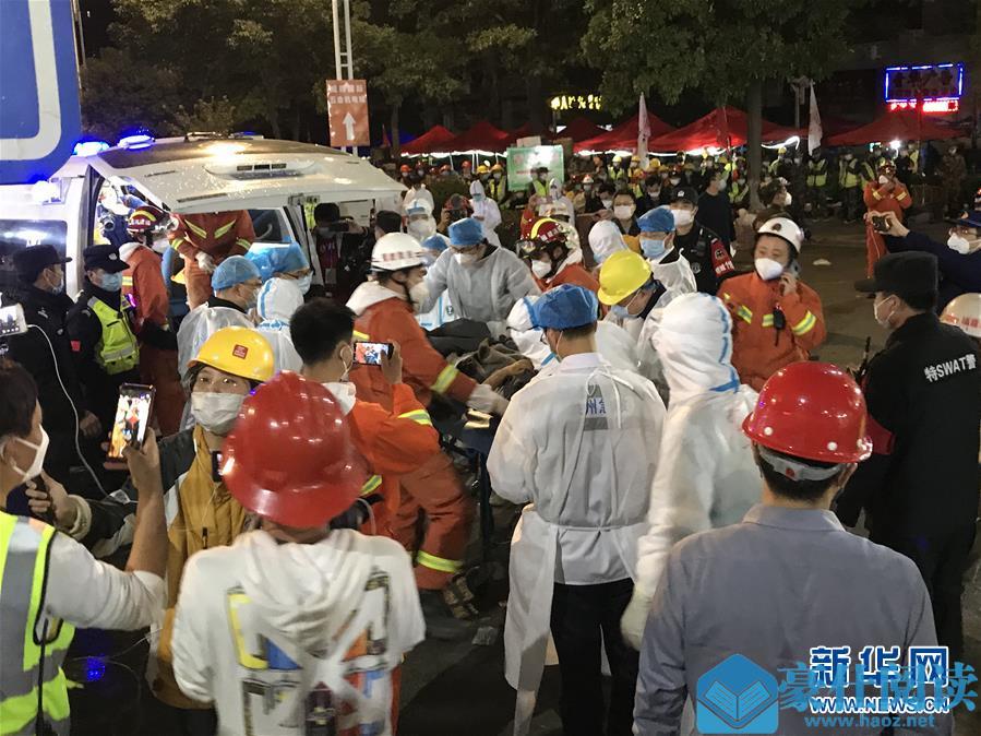 （社会）（1）福建泉州酒店坍塌事故现场救出母子幸存者