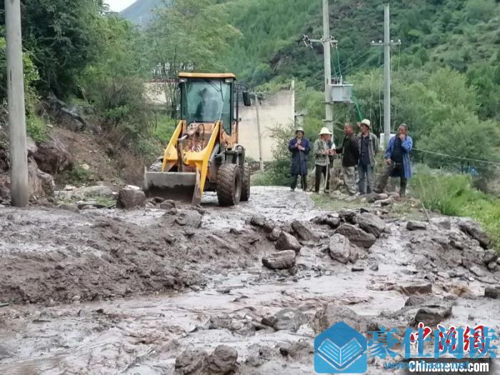 抢险人员正在清理道路上的泥浆和石头等。　丹巴宣提供 摄