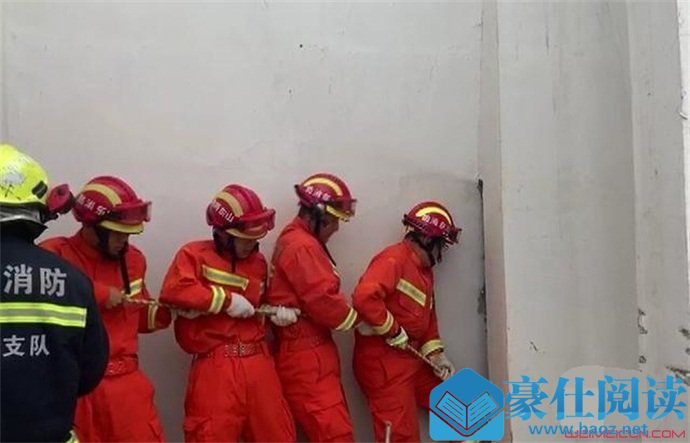 模仿圣诞老人钻烟囱被困
