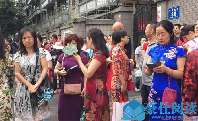 家长穿旗袍送考