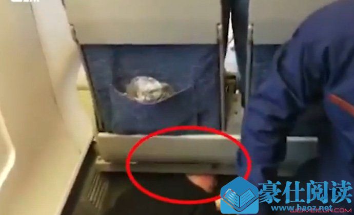 捡拾水瓶头部被卡