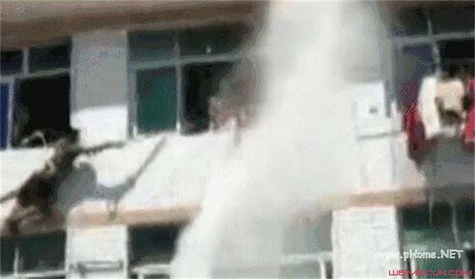 轻生跳楼水枪喷