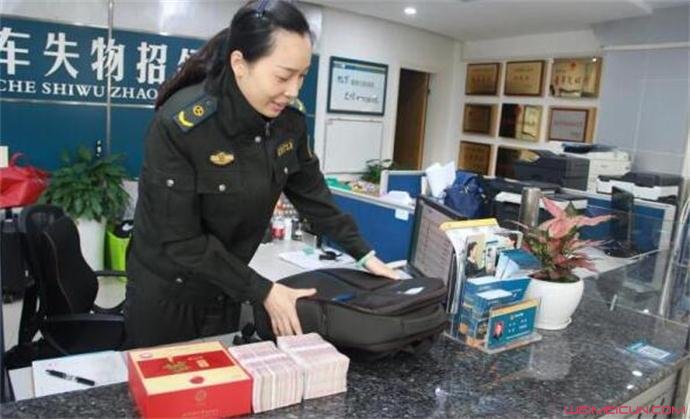 背20万现金吃火锅