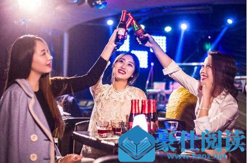 在酒吧看到美女一个人坐着怎么上前搭讪?第9张