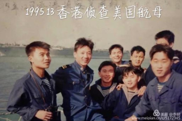 没有一枚导弹 这艘排水量仅1200吨的中国军舰 当年敢“怼脸拍照”美国航母