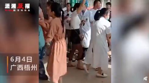 现场有多名学生被砍伤