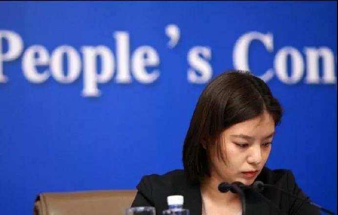 在中美交锋现场 这个中国女人惊艳了全世界！