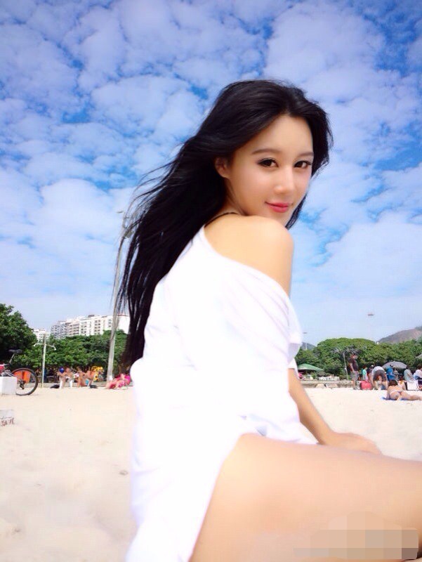 中国乳神胸夹手机走红 与陈冠希合影曝光