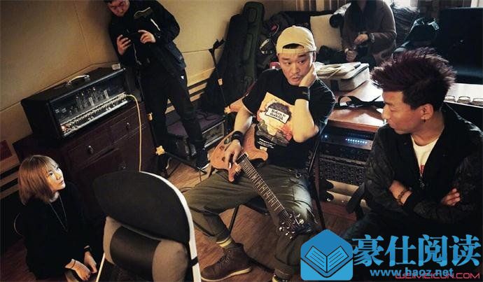 陈羽凡现身录音棚