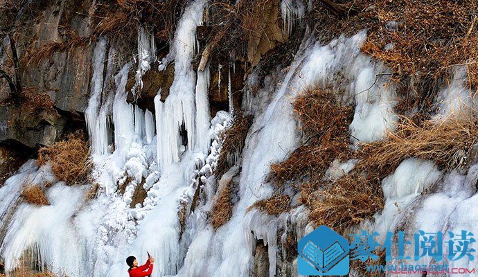 山泉水凝成山涧冰瀑