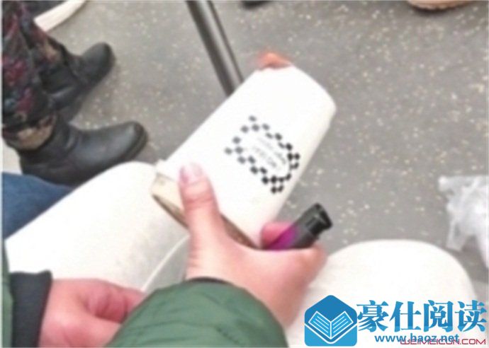 男子地铁车厢点燃纸杯