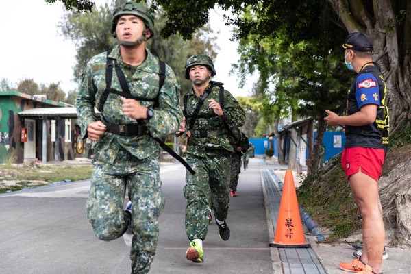 台军特种兵无畏低温在泳池搞“硬汉周”考核？当地气温：19-26℃