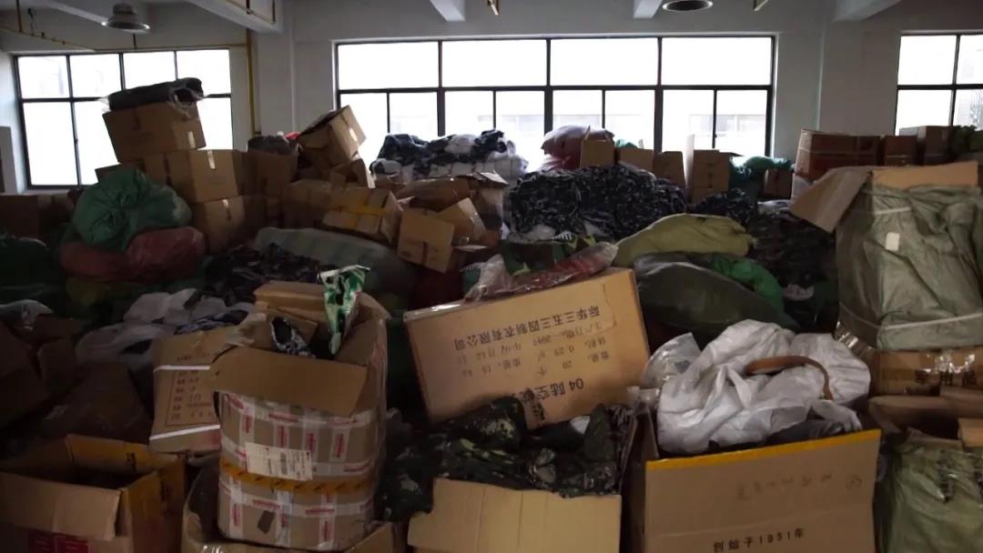一条短视频 牵出非法制售军服大案……