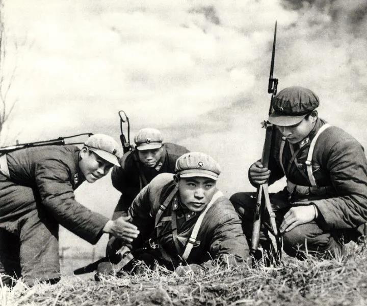 1962年中国打印 解放军手里的56式冲锋枪为什么都不装刺刀？