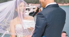 41岁TVB视帝陈展鹏结婚，与小13岁娇妻海上热吻，一脸甜蜜笑容