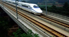 中国高铁首次整体出口 8800吨钢轨发往印尼