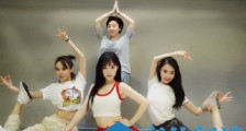 李小璐秀一字马晒美照 网友大赞李小璐好身材好少女