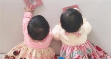 张杰晒双胞胎女儿是什么样子 跳跳俏俏背影照曝光