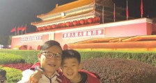 杨威一家人国庆齐出游 杨阳洋天安门前合影笑容甜
