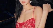 人间香奈儿”真大胆!穿透视裙就出来,吊带细成一丝线看得发慌