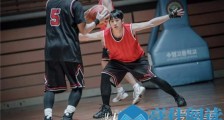 春夜第一集开头女主上班迟到跑步及男主打篮球的bgm是什么