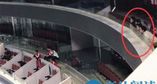 胡歌靳东看球姿势什么情况 这到底是什么情况?