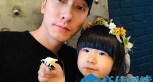 张亮4岁女儿走秀颜值成焦点 网友:全家共用一张脸?