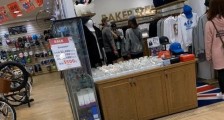 霍建华夫妇穿情侣装逛街,专挑折扣力度大的商店,被质疑入不敷出