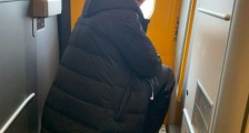 吴京带板凳坐火车 背后原因曝光吴京一脸生无可恋