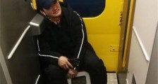 吴京带板凳坐火车 背后原因好笑又心酸