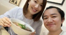 王祖蓝李亚男晒美食照:每逢假日月半三斤