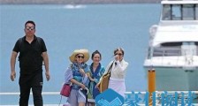 谢娜登澳洲报纸 身穿浴袍全素颜出镜被指苍老