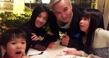 张庭直播现场做煎牛排 被儿子当场吐槽是假装作秀而已