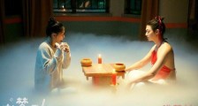 霍尊新造型被批辣眼睛 挂脖式大红色肚兜没眼看